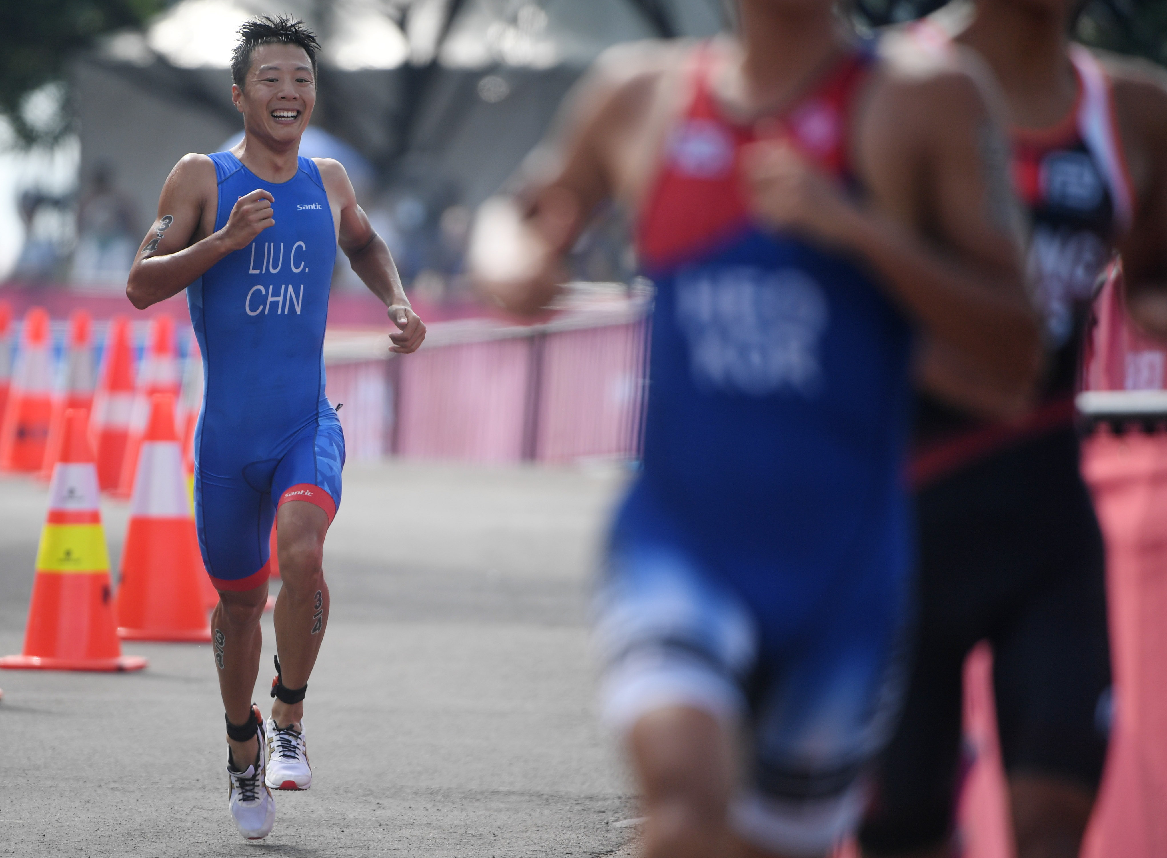 铁人三项冠军惊艳亮相,中国代表团喜添金牌 铁人三项冠军惊艳亮相,中国代表团喜添金牌
