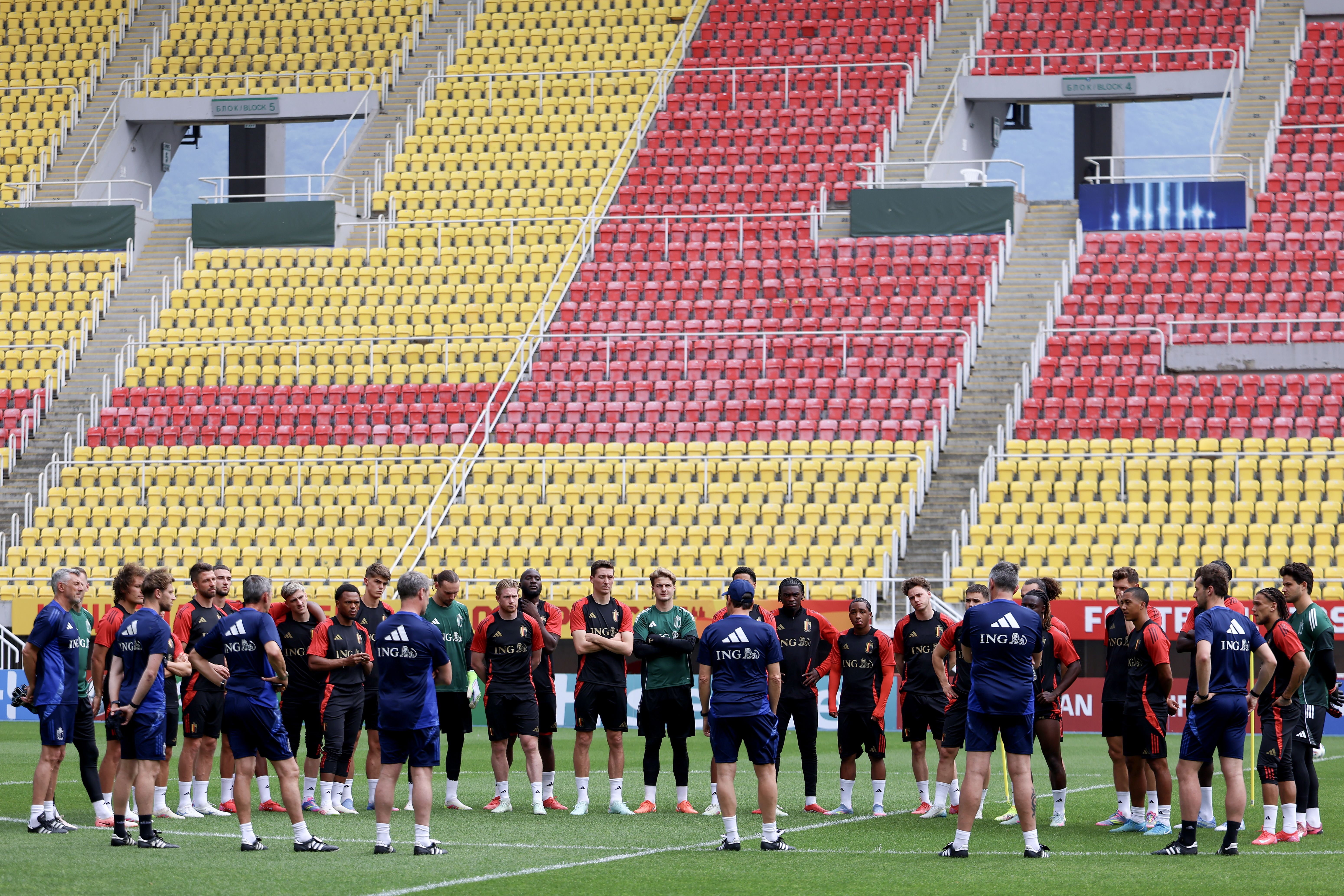 世界杯预选赛即将开始，球员们备战加紧