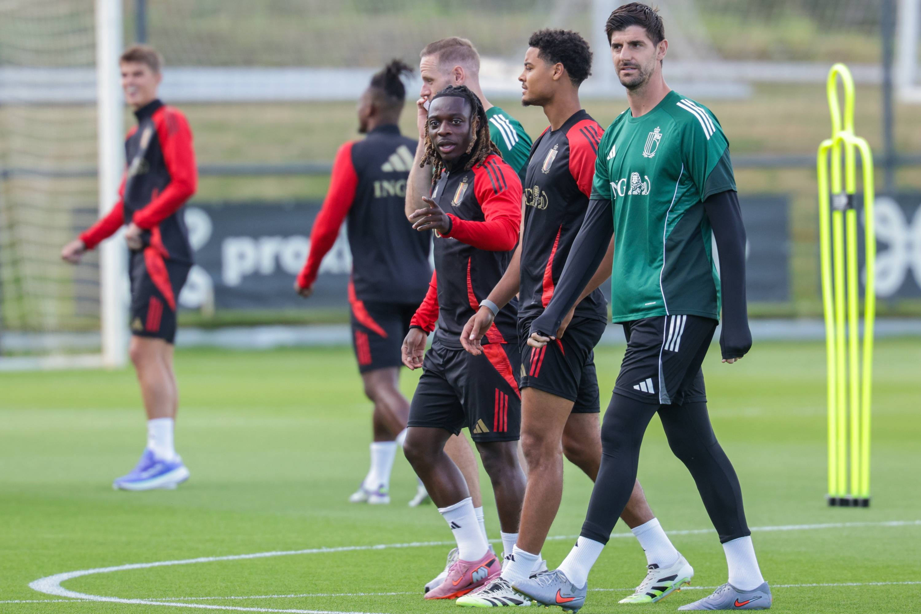 世界杯预选赛即将开始，球员们备战加紧