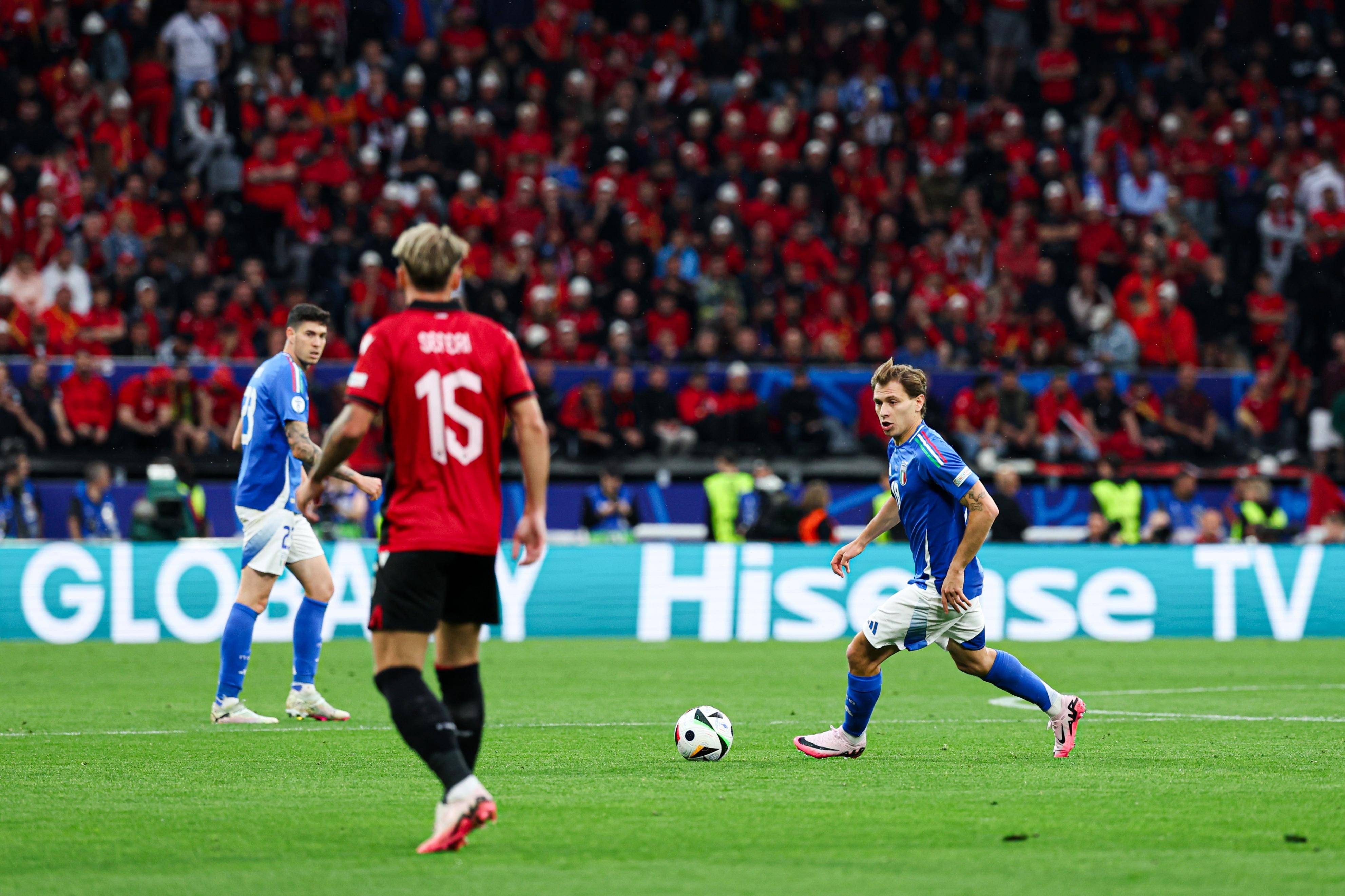 英格兰挑战克罗地亚，卫冕冠军面临压力