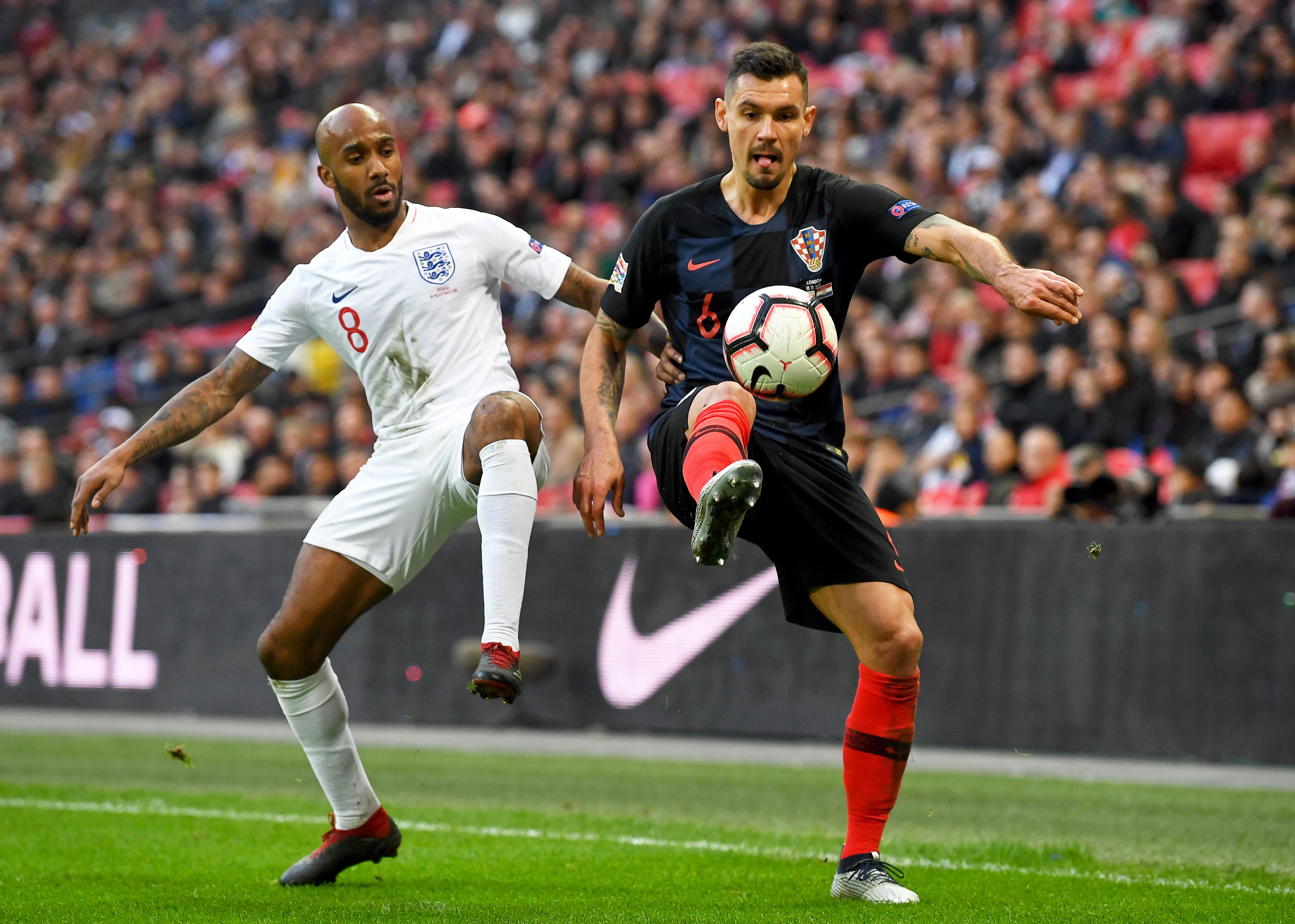 英格兰挑战克罗地亚，卫冕冠军面临压力