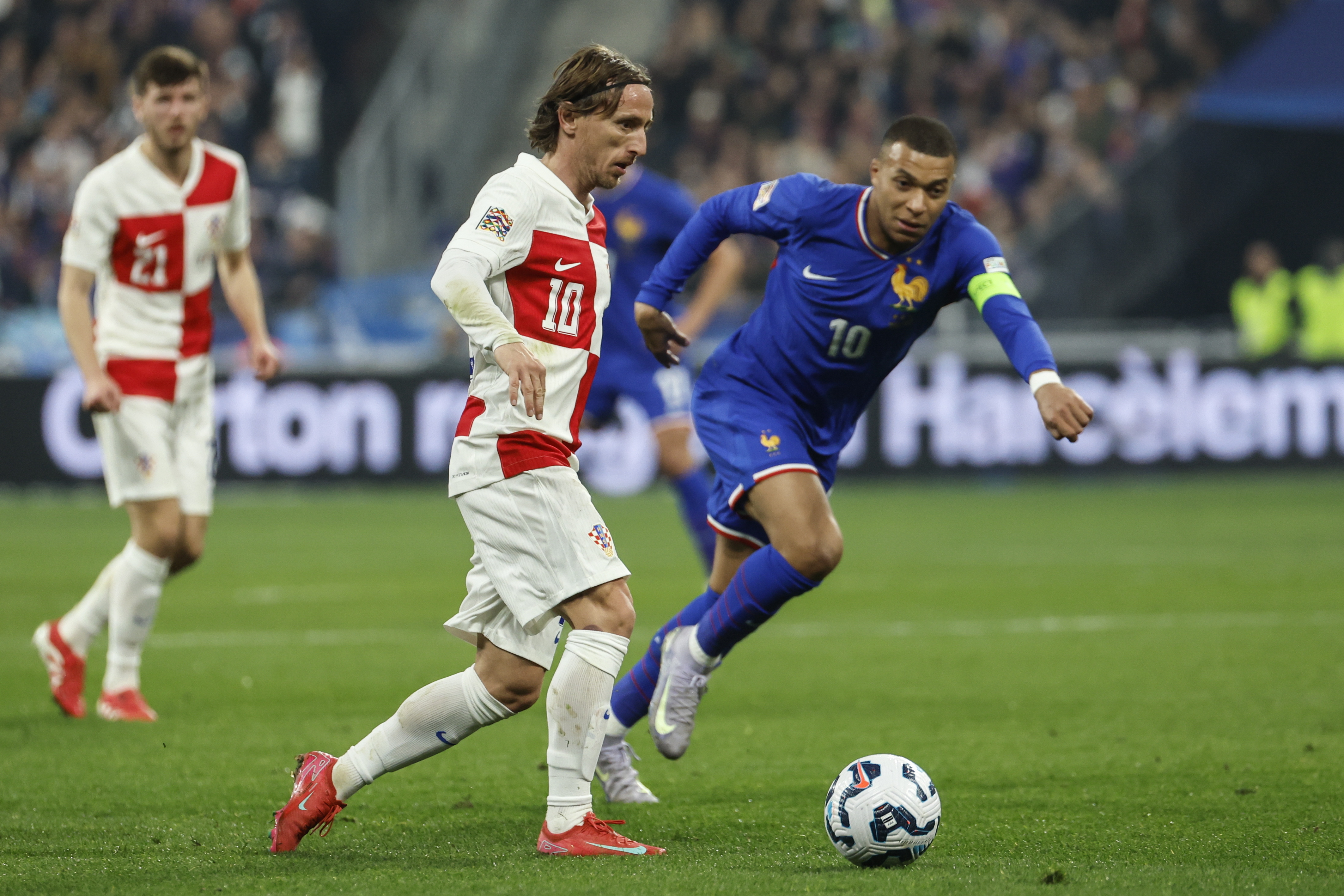 欧国联比赛再掀激烈风暴,球员挑战极限 欧国联比赛再掀激烈风暴,球员挑战极限